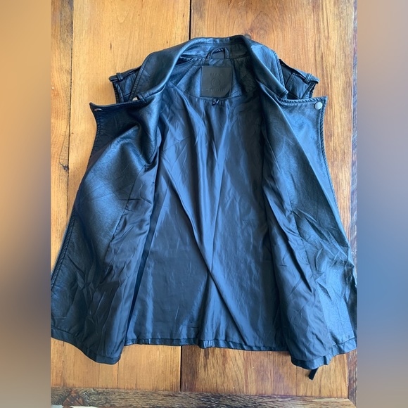 Max Studio faux leather vest. Size L - Picture 4 of 7